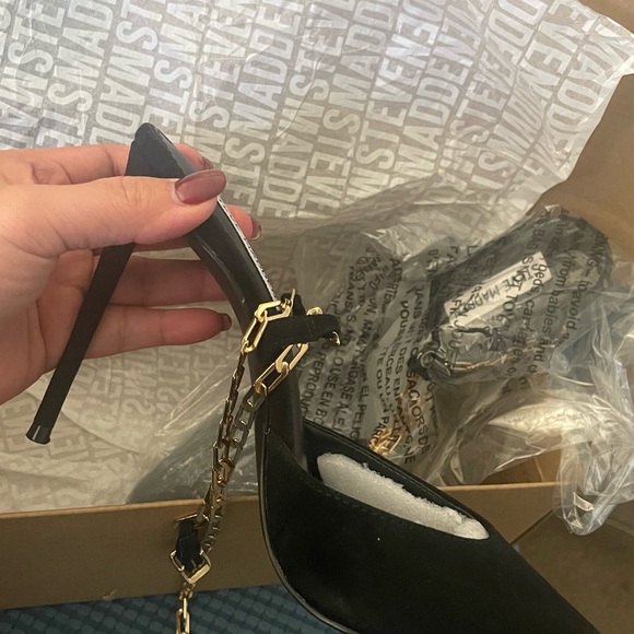 Sassy heels with gold chain - Picture 3 of 6